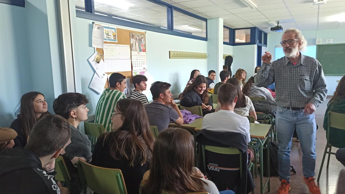 El catedrático Pedro Gorria, durante su charla.