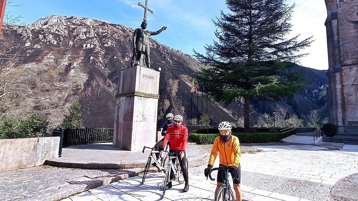 A la derecha, en primer término, Pedro Ordóñez, junto a su sobrino Félix Ordóñez y su hermano Pedro Ordóñez, ayer, en Covadonga.