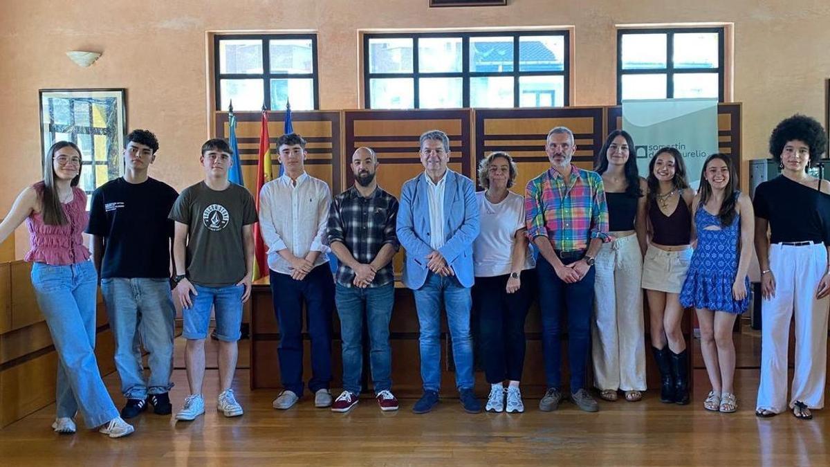 Los estudiantes premiados, con los representantes de los dos IES del concejo, el Alcalde y la concejala de Educación, en el Ayuntamiento.
