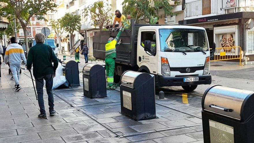 La mercantil Acciona Servicios Urbanos SL sigue prestando el servicio de recogida de residuos en la capital del Baix Maestrat hasta que se proceda a la adjudicación del nuevo contrato en la ciudad. | JAVIER FLORES