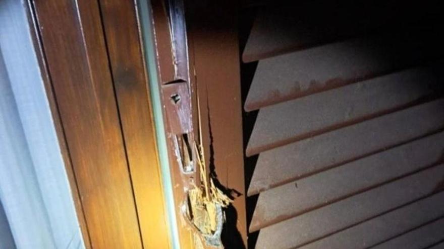 Enxampen amagat al pati un jove que havia entrat a robar en una casa d'Empuriabrava