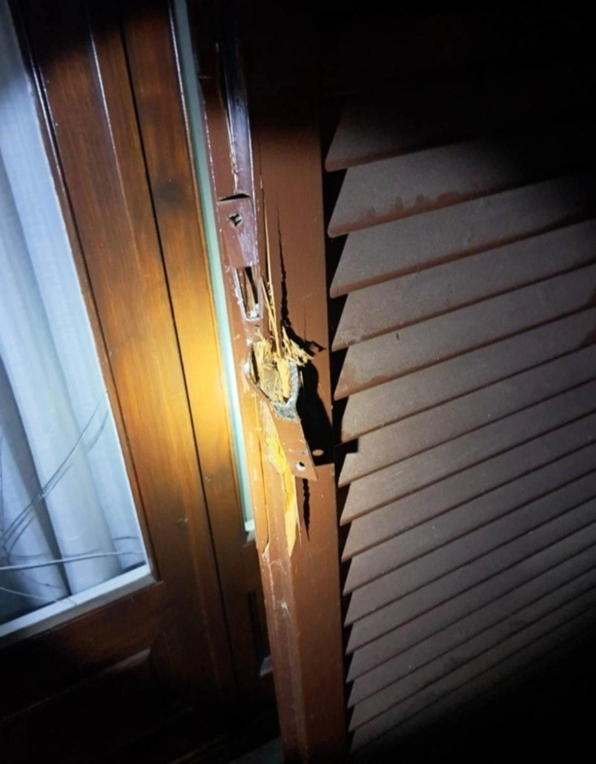 Una obertura de la casa d'Empuriabrava forçada.