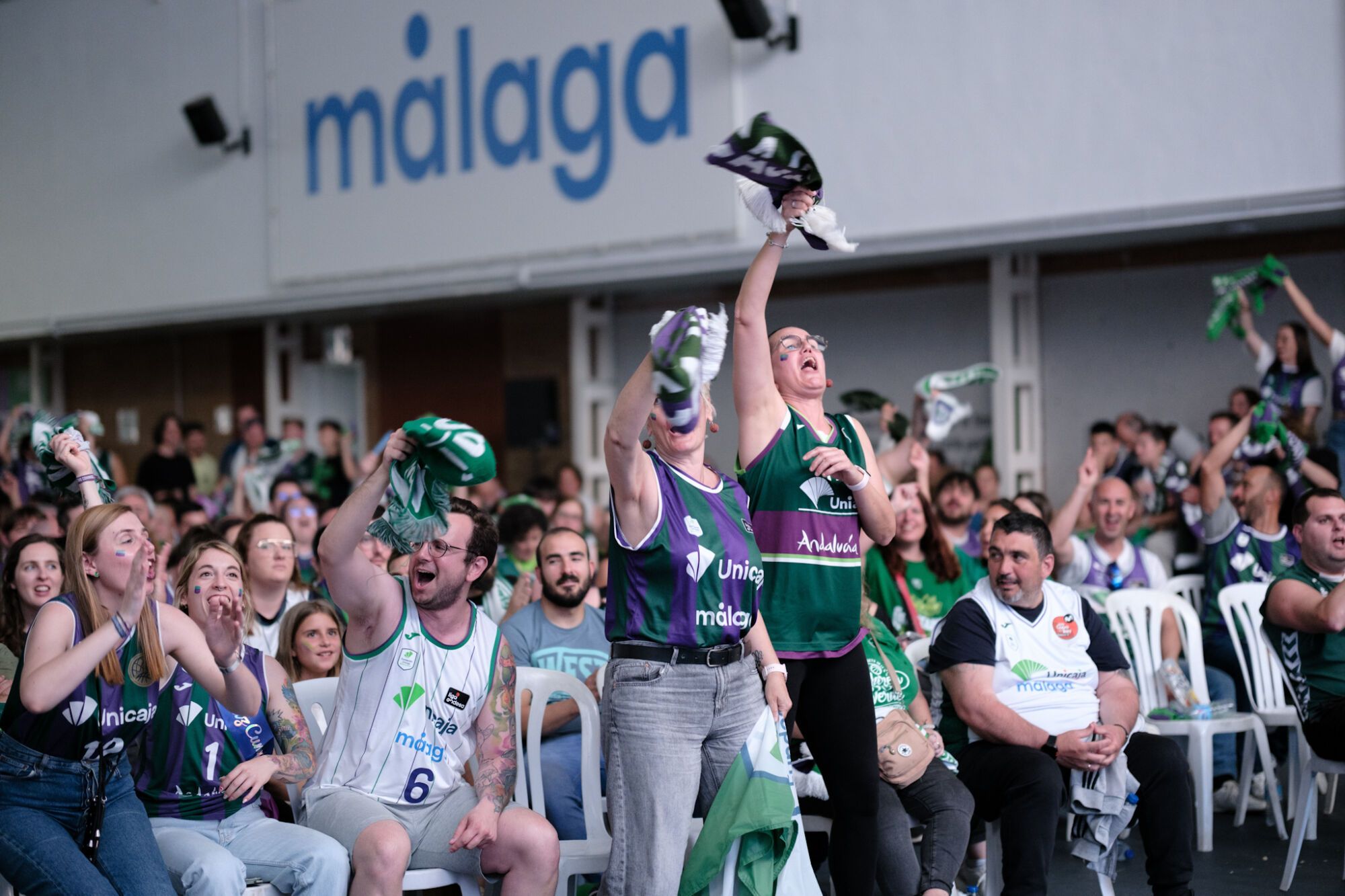 La afición del Unicaja sigue la final de la BCL en Los Guindos
