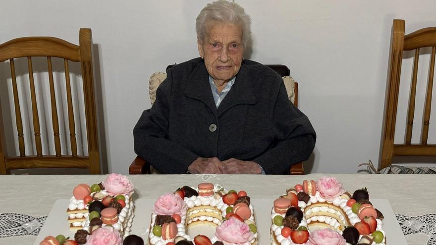 Josefina Pazos con la tarta de sus 100 años