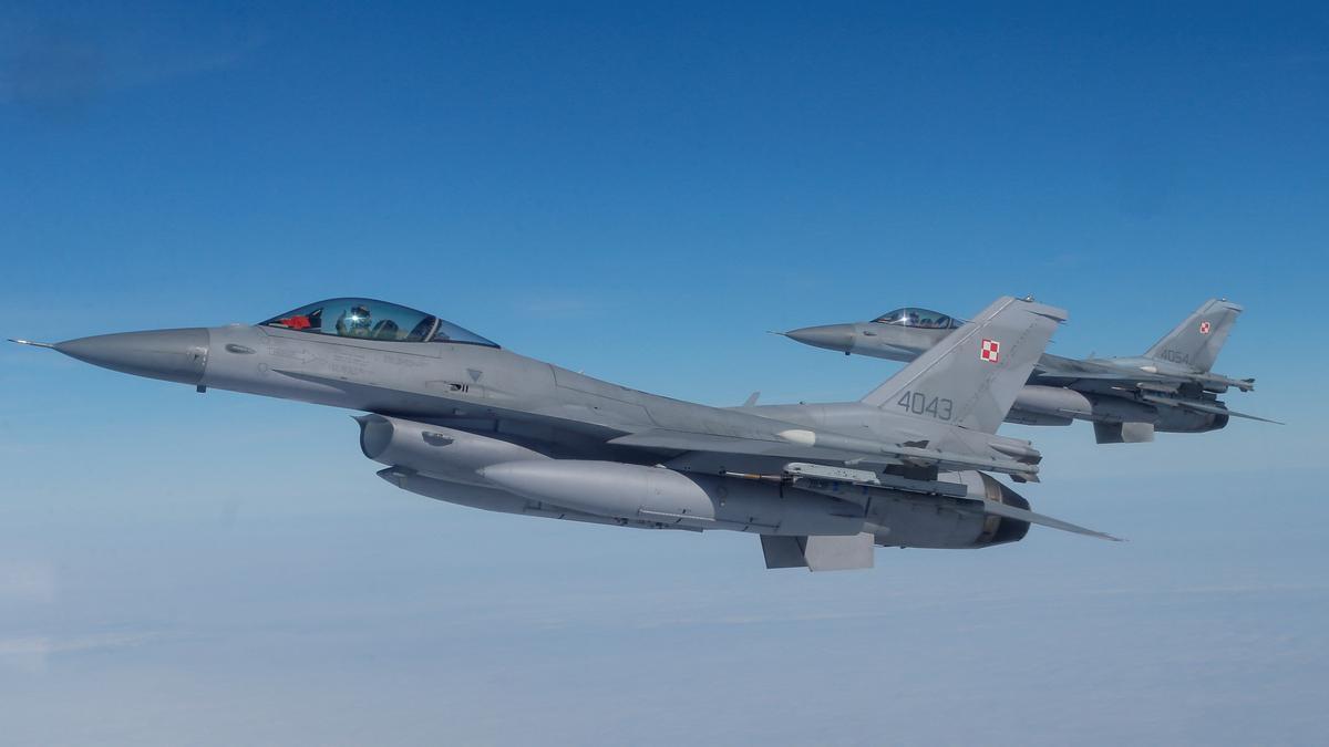 Los aviones F-16 vuelan durante un evento mediático de la OTAN en una base aérea en Malbork, Polonia.