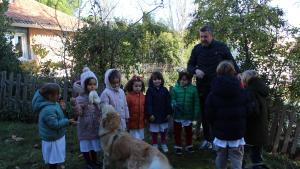 Pepe Bolaño, coordinador del programa de la Real Sociedad Canina de España (RSCE), anima a los alumnos del Colegio Ingenio a acercarse a Olivia, su Golden Retriever.