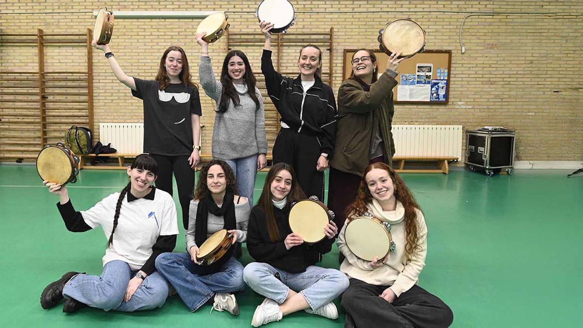 Componentes del grupo Ferriñas Bravas de o Fiadeiro, durante un ensaio
