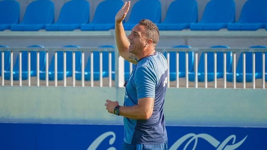 Jordi Roger, técnico del Baleares, en un entrenamiento en el Estadi.