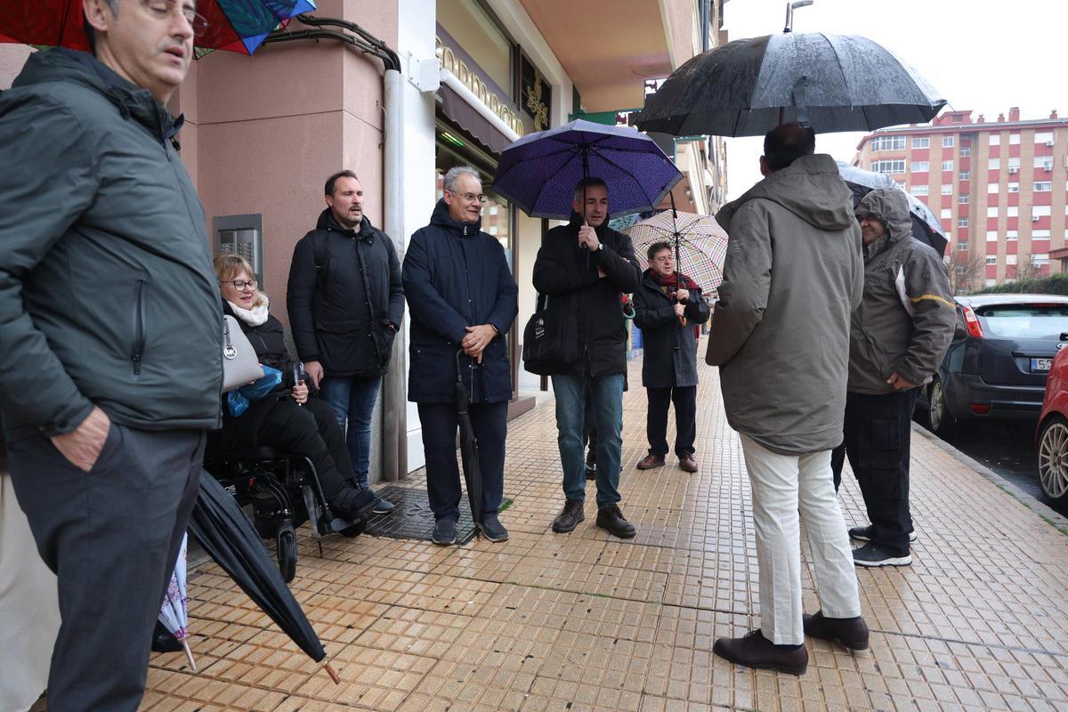 El alcalde de Cáceres supervisa los avances en el paso de peatones de la calle Argentina