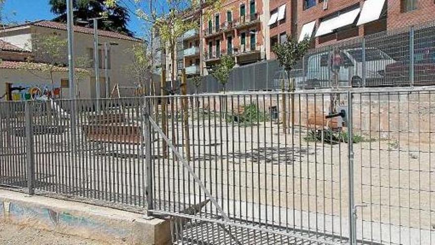 El parc infantil de darrere de Casa Caritat vist des de fora. El dia de la visita de Regió7 estava tancat