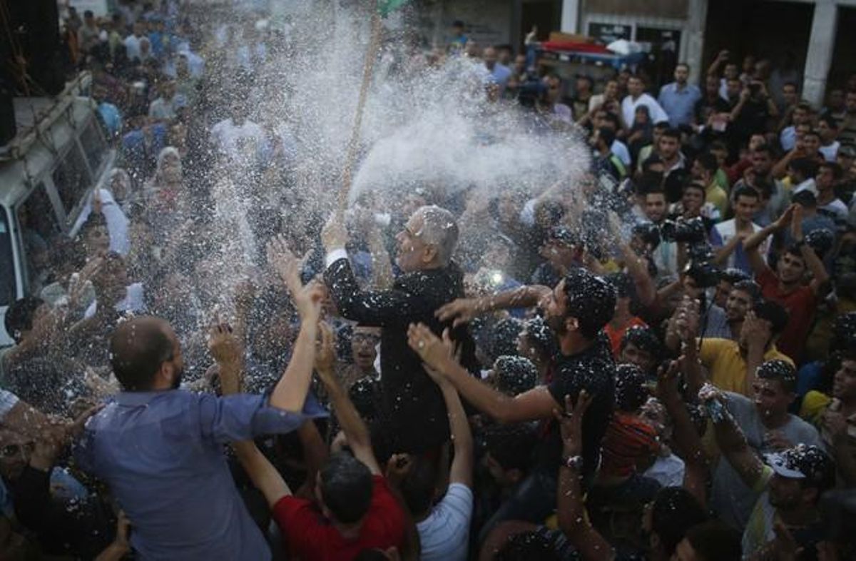 El portaveu de Hamàs Fauzi Barhum, portat a coll per palestins a Gaza.