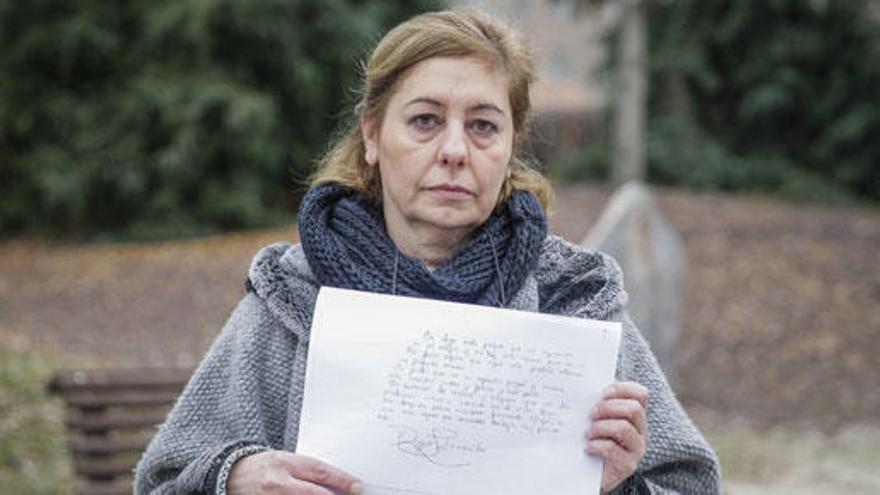 La madre de Diego, con la nota de suicidio que dejó el menor.