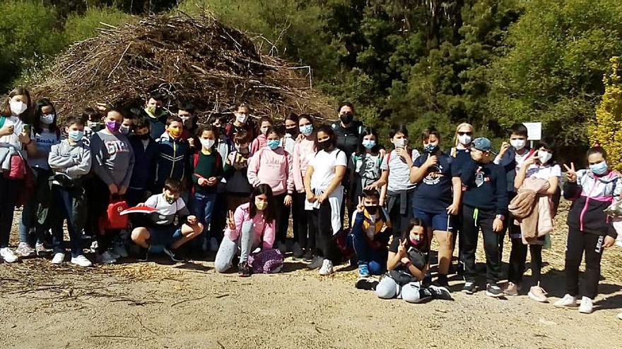 Alumando do CEIP Reboreda, na súa visita ao punto de acopio de estruturante.   | // FDV