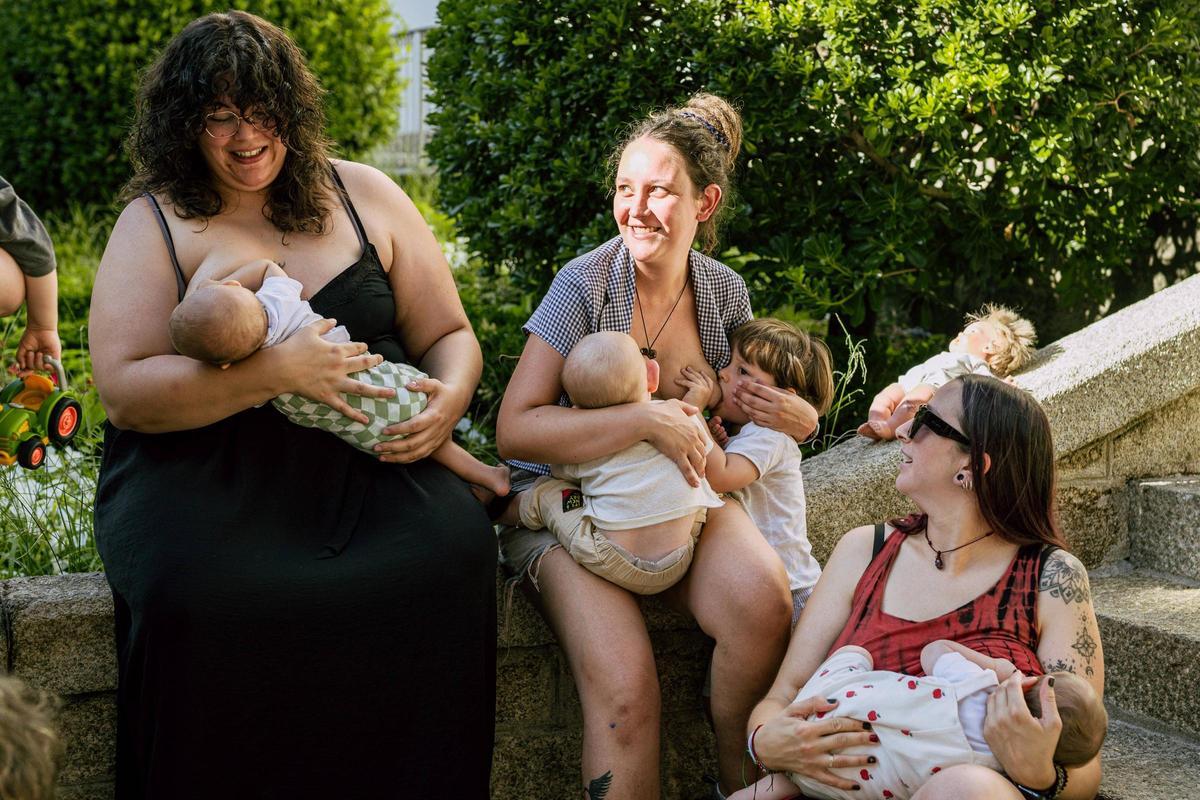 Tres mujeres dan el pecho a sus hijos durante la «tetada grupal» de este jueves en Ourense.