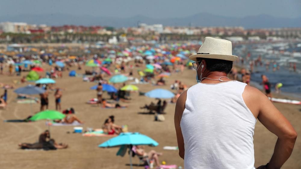 Playas en València medio vacías en el primer fin de semana de agosto