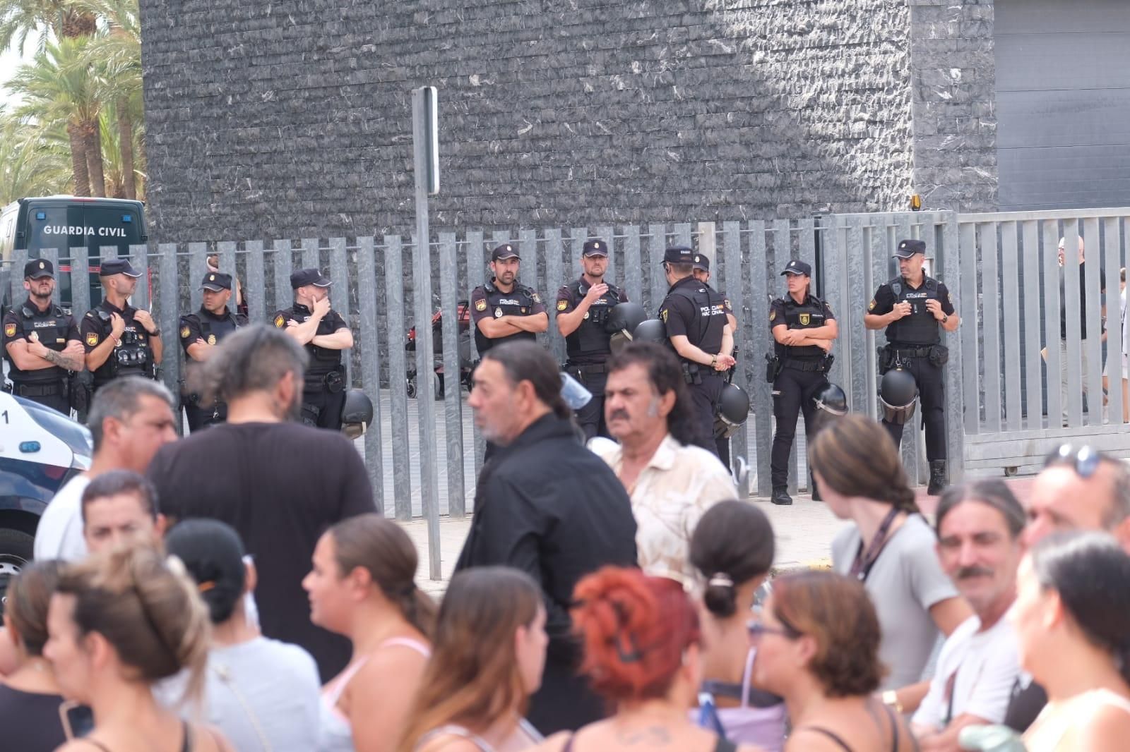Protesta en los juzgados de Elche por la muerte de un detenido en Comisaría