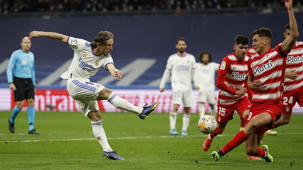 Modric prueba el disparo ante el Granada.