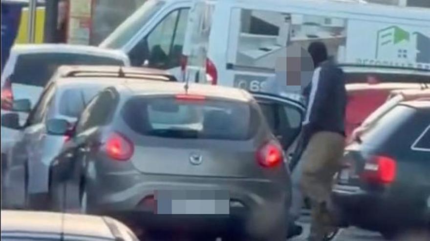 Espectacular operación policial en Avilés: agentes con pasamontañas detienen a varias personas en un semáforo