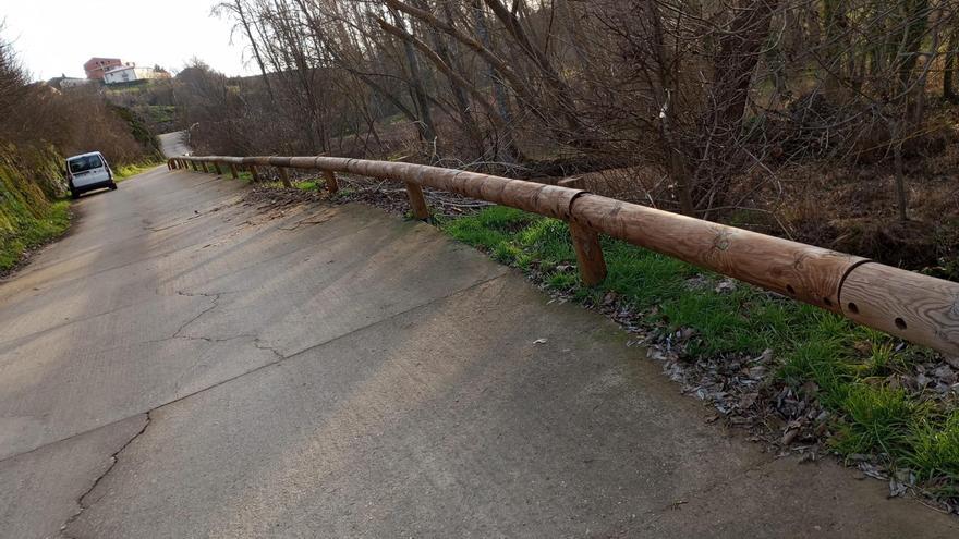 Vallas de seguridad de madera en una carretera del oeste zamorano