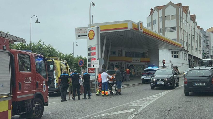 Los equipos de emergencias atendiendo al ciclista herido en el lugar del accidente. | G. Núñez
