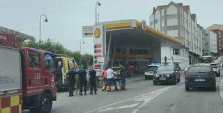 Herido grave un ciclista tras impactar con un turismo en el centro de Cangas
