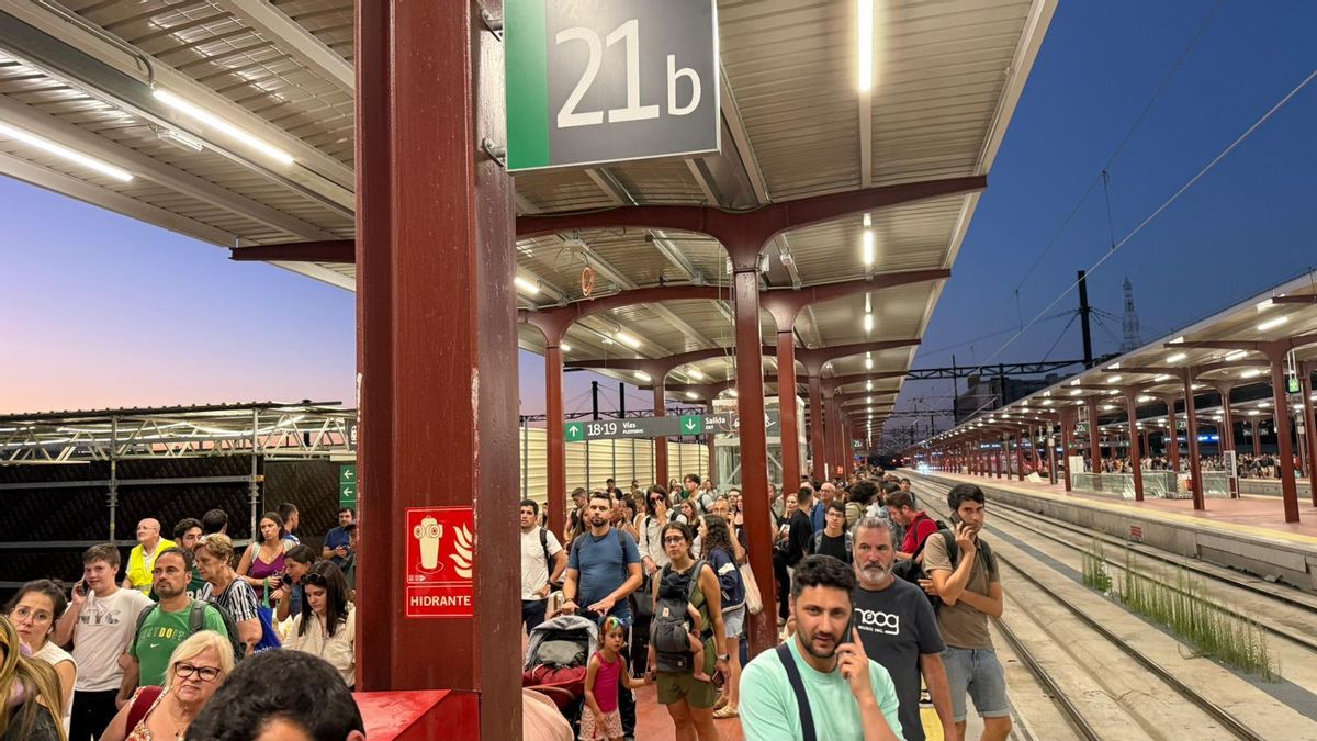 Pasajeros del tren Madrid - Zamora en la estación de Chamartín.