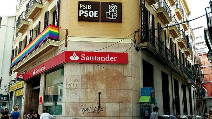 La bandera arcoíris por la que fueron increpados los denunciantes, en el balcón de la sede central del PSIB, en la calle Sindicat de Palma.