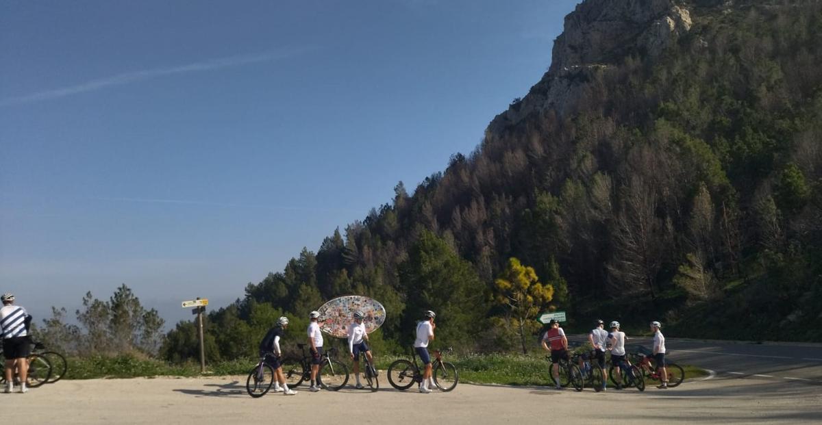 Ciclistas en la cima del Coll de Rates, puerto de montaña que comparten Parcent (la Marina Alta) y Tàrbena (la Marina Baixa)