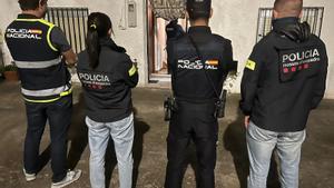 Agentes de la Policía Nacional y los Mossos dEsquadra.