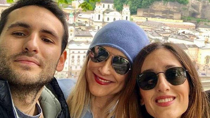 Cristina Cifuentes, con sus hijos, en Salzburgo.