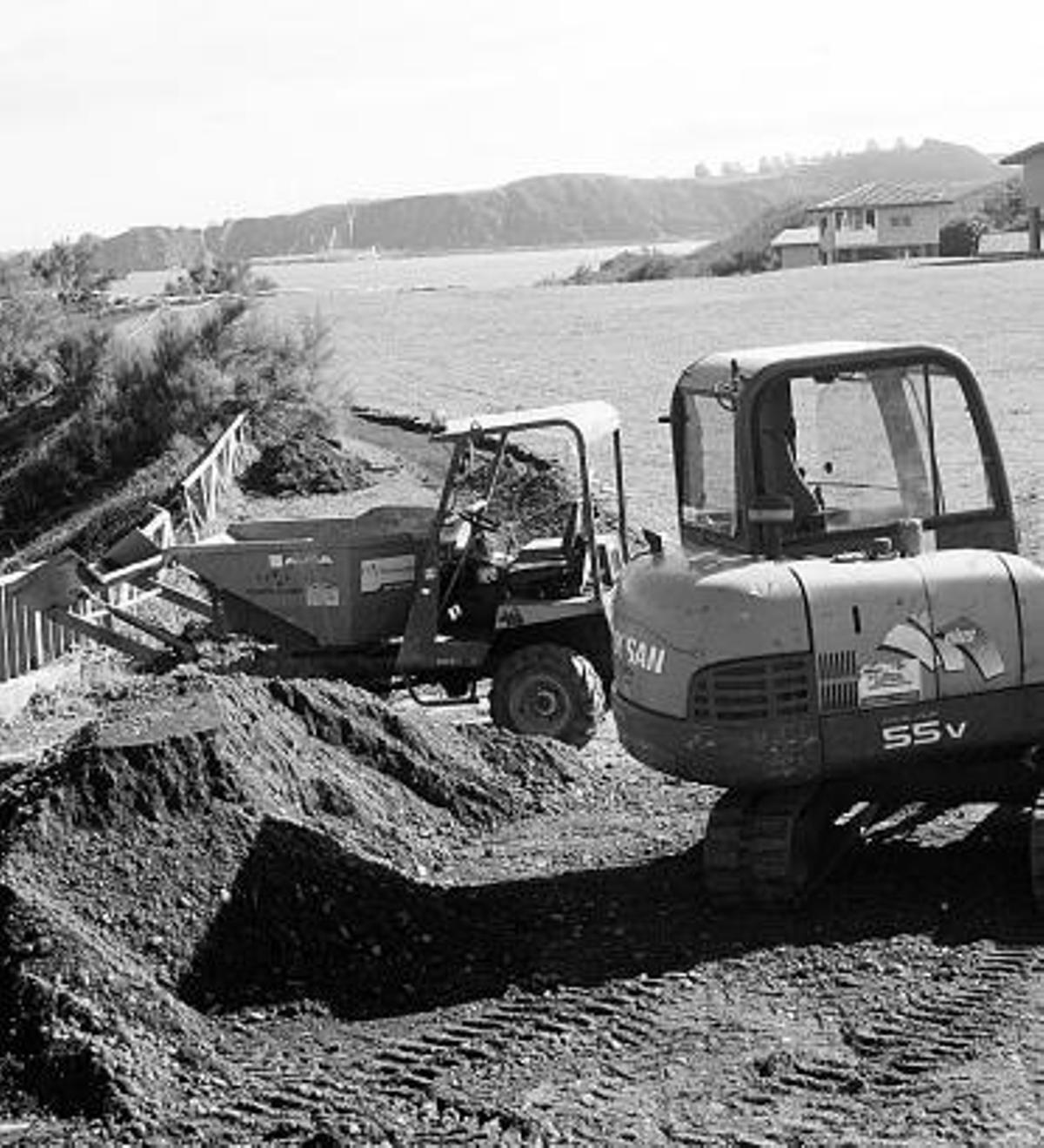 Las palas trabajando, ayer, en la senda costera, en Perlora.