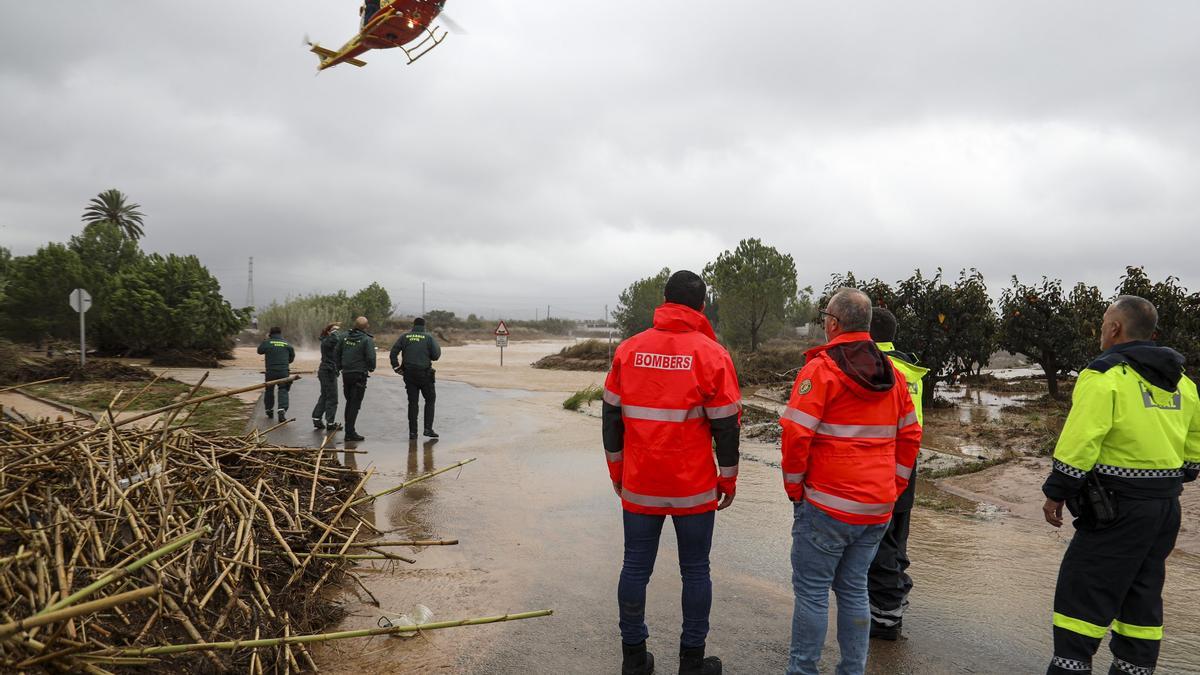 Vicent Mompó y Avelino Mascarell, de espaldas, en un rescate en l'Alcúdia la mañana del 29 de octubre.