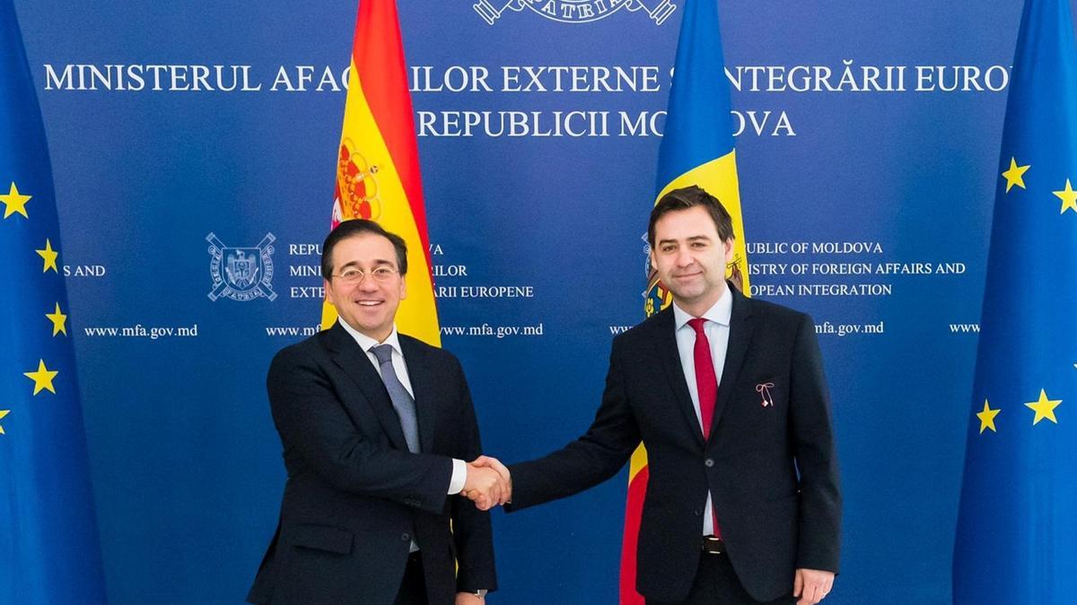 El ministro de Asuntos Exteriores, José Manuel Albares, con su homólogo de Moldavia, Nicu Popescu.