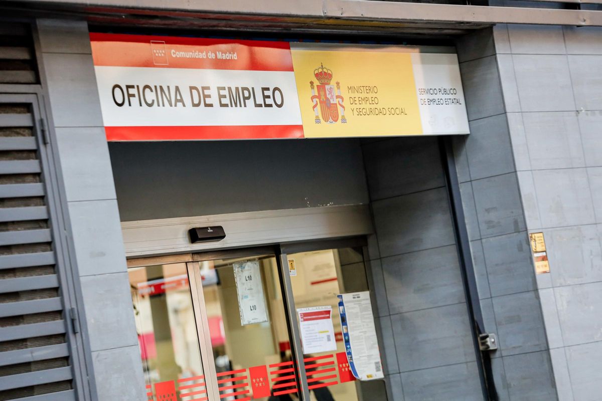 Archivo - Fachada de una oficia del SEPE en Madrid.