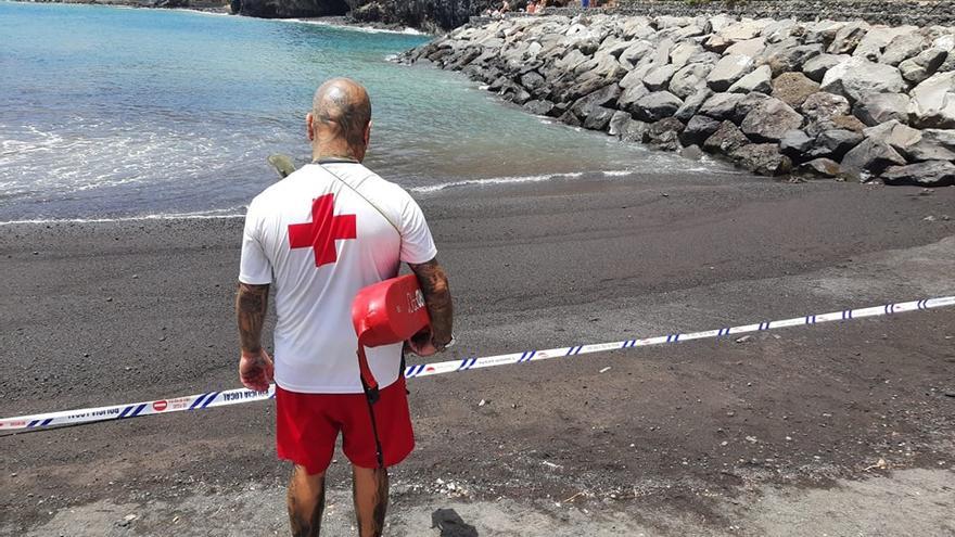 Jóvenes imprudentes se bañan en la costa de El Rosario a pesar del fuerte oleaje