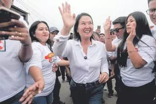 Fujimori vuelve a situarse por delante de Sánchez en la recta final del escrutinio en Perú