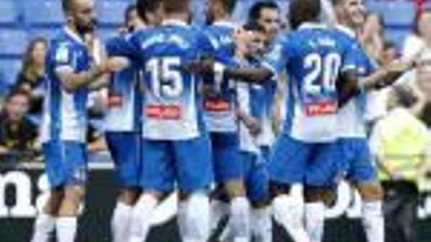 Els jugadors de l&#039;Espanyol celebren el segons dels quatre gols que van marcar al Deportivo.