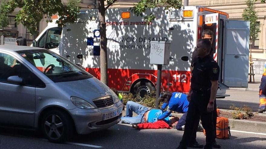 Los sanitarios atienden al conductor herido en El Humedal.