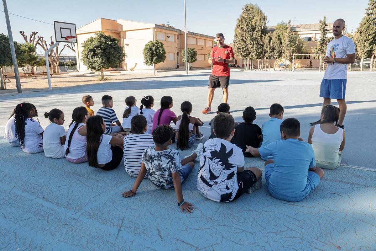 Una clase de Educación Física con alumnos de diversas nacionalidades en un colegio de Alicante