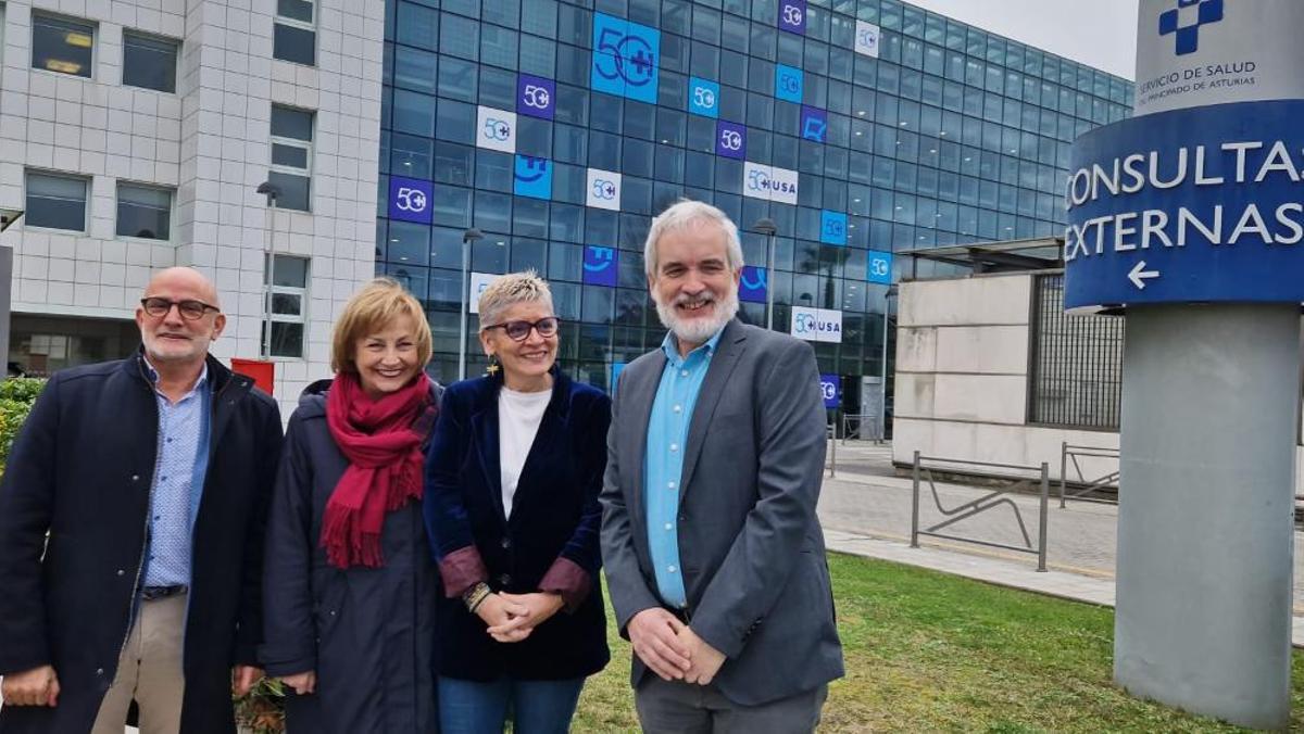 Miguel Rodríguez, Mariví Monteserín, Saavedra y Aquilino Alonso, ayer, en el San Agustín, con los vinilos conmemorativos en la fachada de consultas externas.