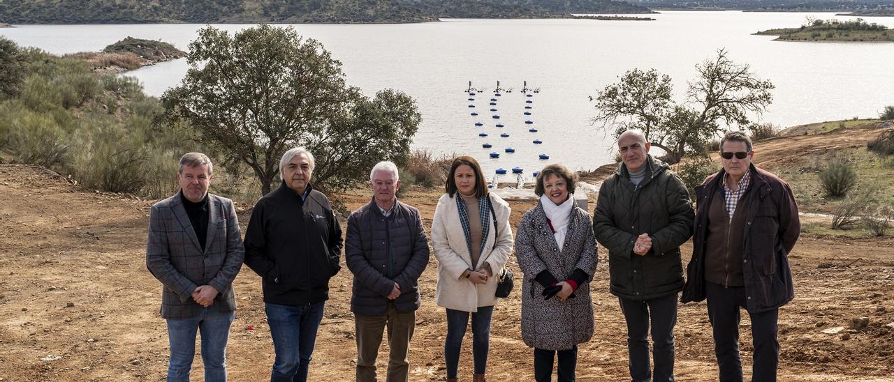 Las autoridades, durante su visita a las obras de conexión entre La Colada y Sierra Boyera.