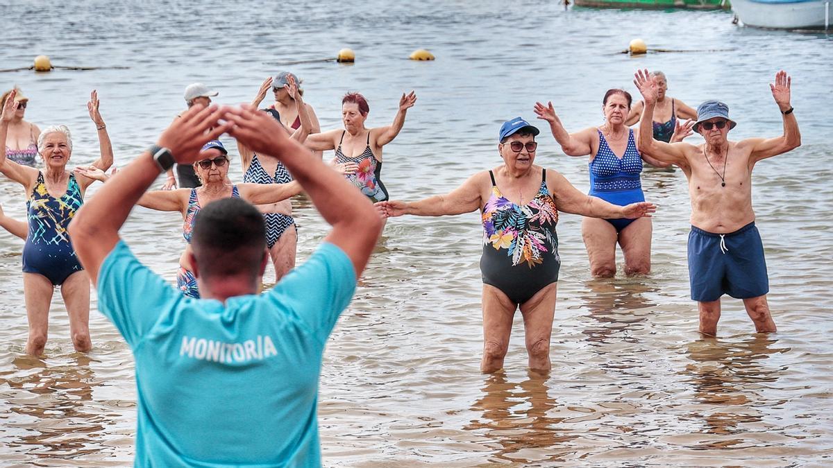 Mayores chicharreros disfrutan en Las Teresitas de actividades del programa Santa Cruz Vital.