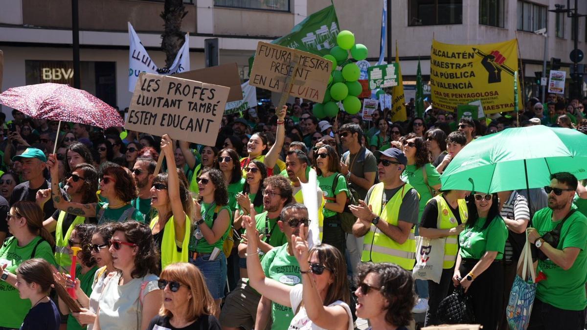 Manifestación de profesores ante la delegación de Hacienda de la Generalitat en el décimo día de huelga.