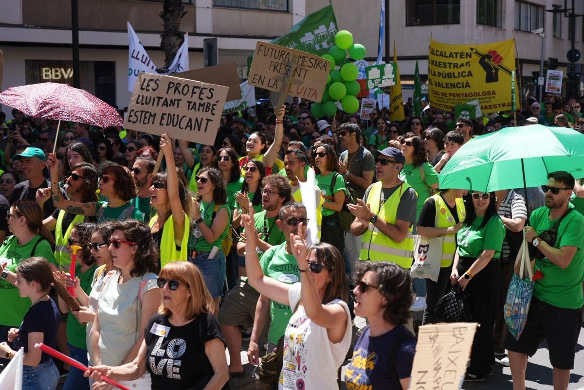 Manifestación de profesores ante la delegación de Hacienda de la Generalitat en el décimo día de huelga.