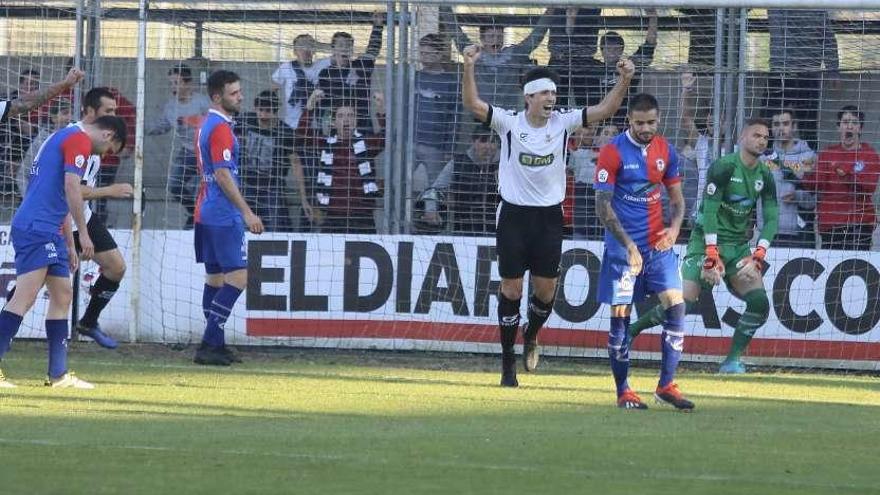 Los jugadores del Langreo Javi Sánchez, Álvaro Cuello, Alain y el portero Imanol, ayer, tras un gol.