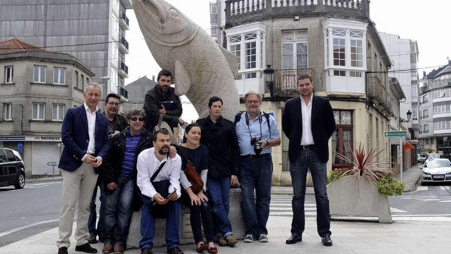 Los bloggers gastronómicos con Constenla y López, ayer, ante la estatua del salmón.  // Bernabé / Javier Lalín
