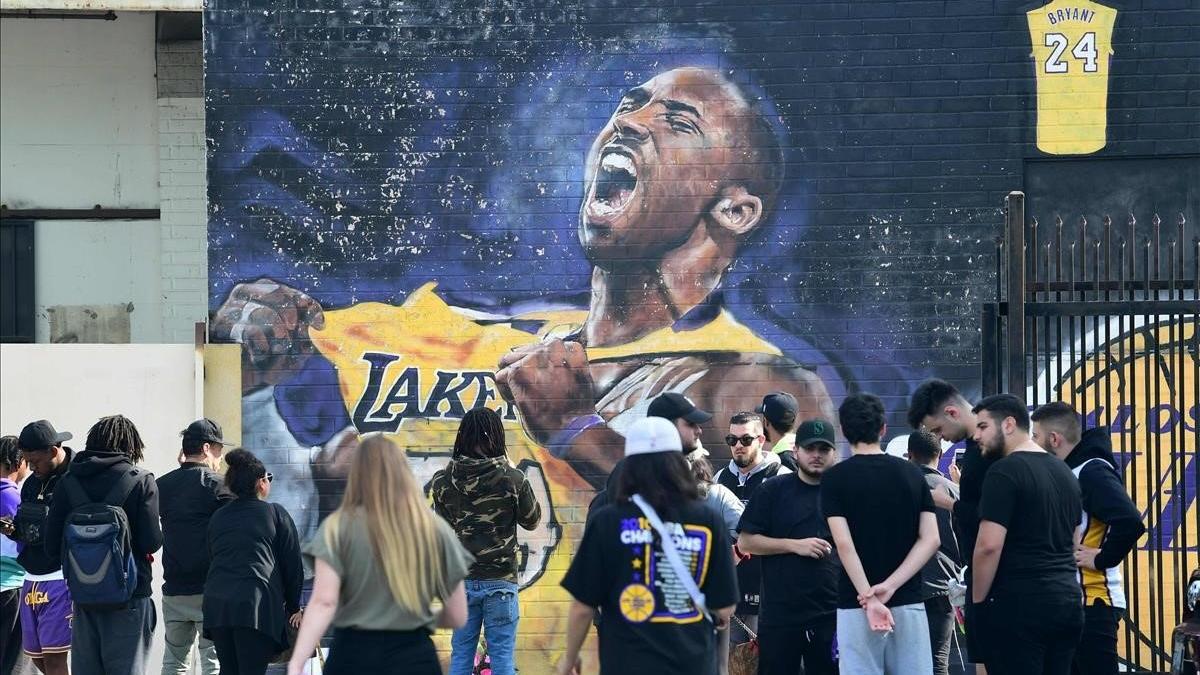 Los fans se agolpan para homenajear al fallecido Kobe Bryant.