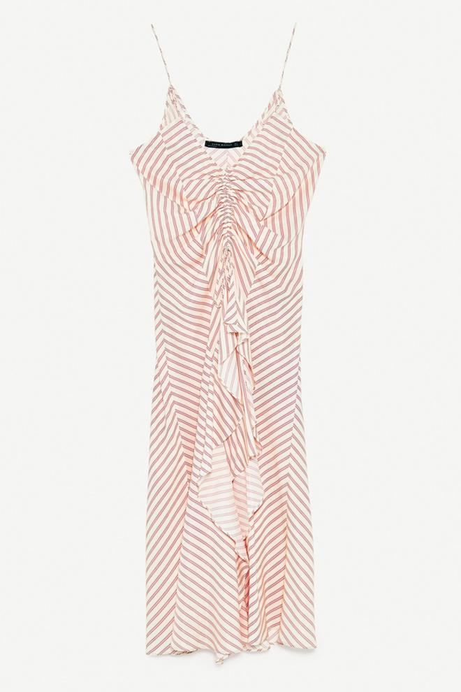 Los vestidos imprescindibles de las rebajas de Zara: de tirantes asimétrico