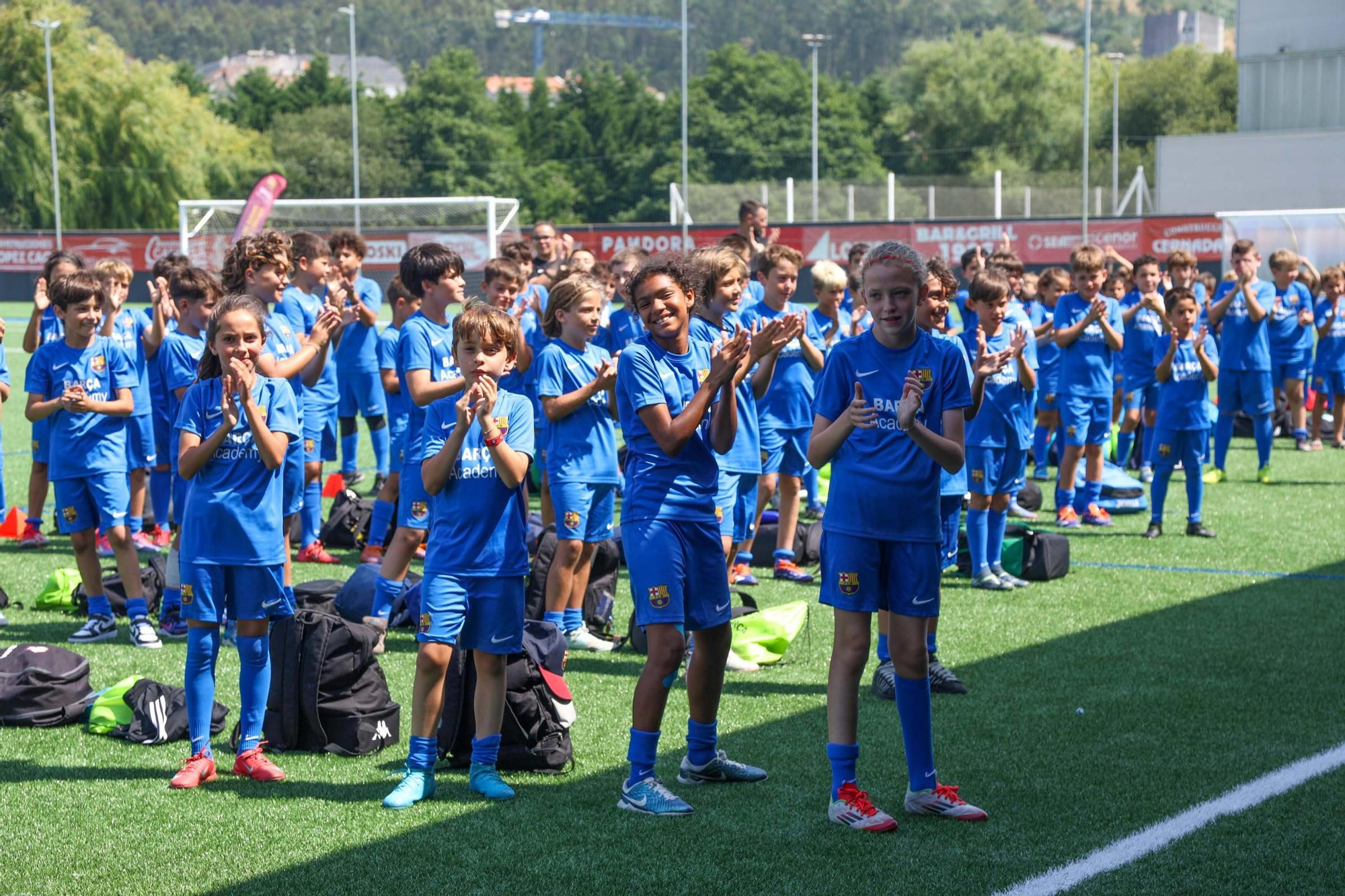 Casi 200 niños acuden a un campus del Barça en Arteixo