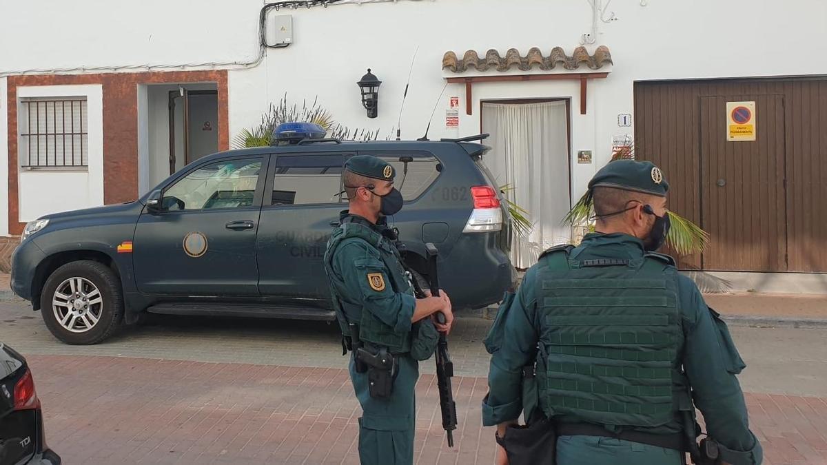 Agentes de la Guardia Civil en Zahara de los Atunes.